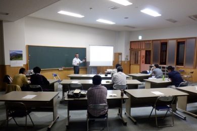 <span class="comment">働きながら学ぶ農業入門講座（稲作コース：置賜)の夜間授業の様子</span>