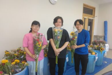 <span class="comment">花きコース毎年恒例のお盆用の花束です
花材はすべて実習や卒論で栽培したもので、花束づくりは１・２学年が協力して行いました</span>