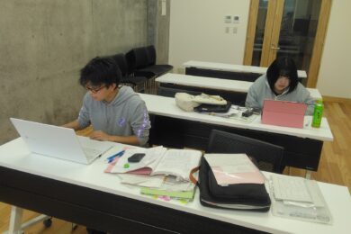 <span class="comment">2学年の卒業論文研究も終盤となり、今後の成果発表に向けて調査データを集計・整理しています</span>