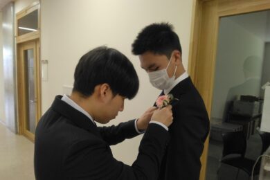 <span class="comment">入校式では花きコース２年生が制作した生花のコサージュが新入生に華を添えます。</span>